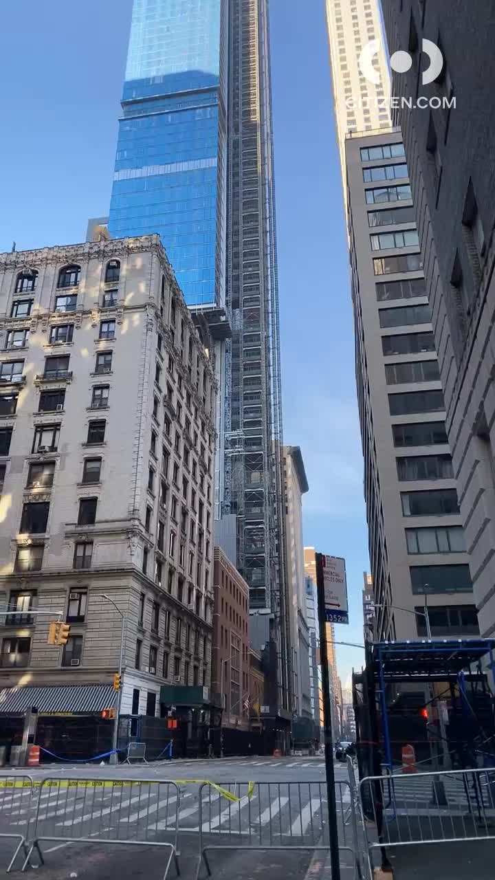 Ice falls from buildings in Midtowm