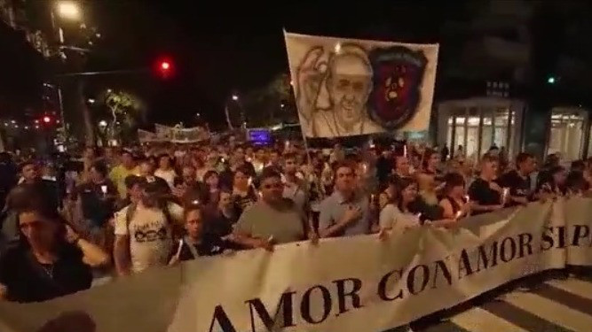 Doctors: Pope Francis shows 'slight improvement'