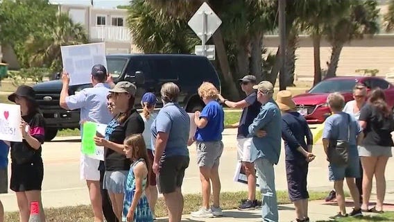 Community stands with Florida teacher who lost job