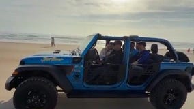 Jeep owners clean beach in Daytona on Earth Day