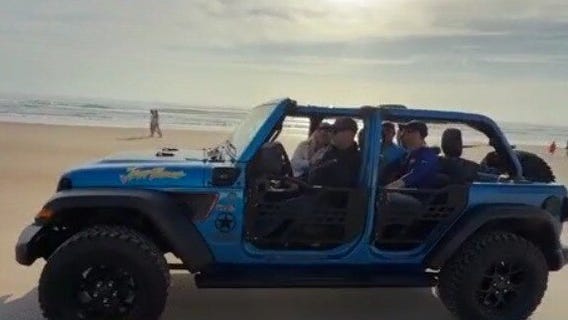 Jeep owners clean beach in Daytona on Earth Day