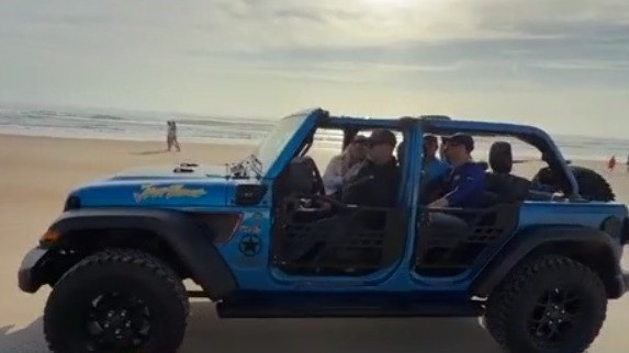 Jeep owners clean beach in Daytona on Earth Day