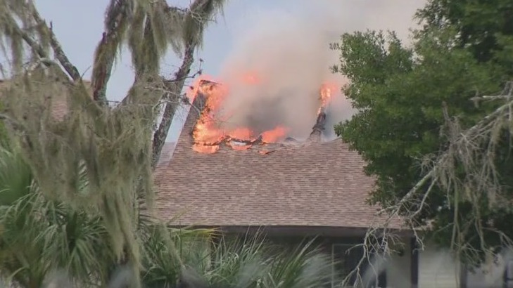 Fire crews battle blaze at Orlando apartment complex