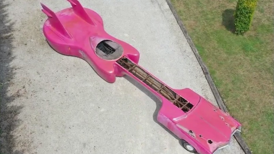 Dezerland Orlando unveils Elvis Presley?s 41-foot pink guitar Cadillac