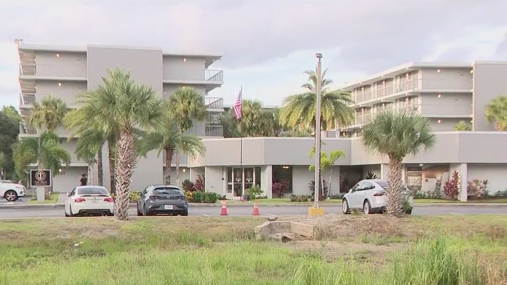 Deputies search for suspect in Kissimmee hotel killing