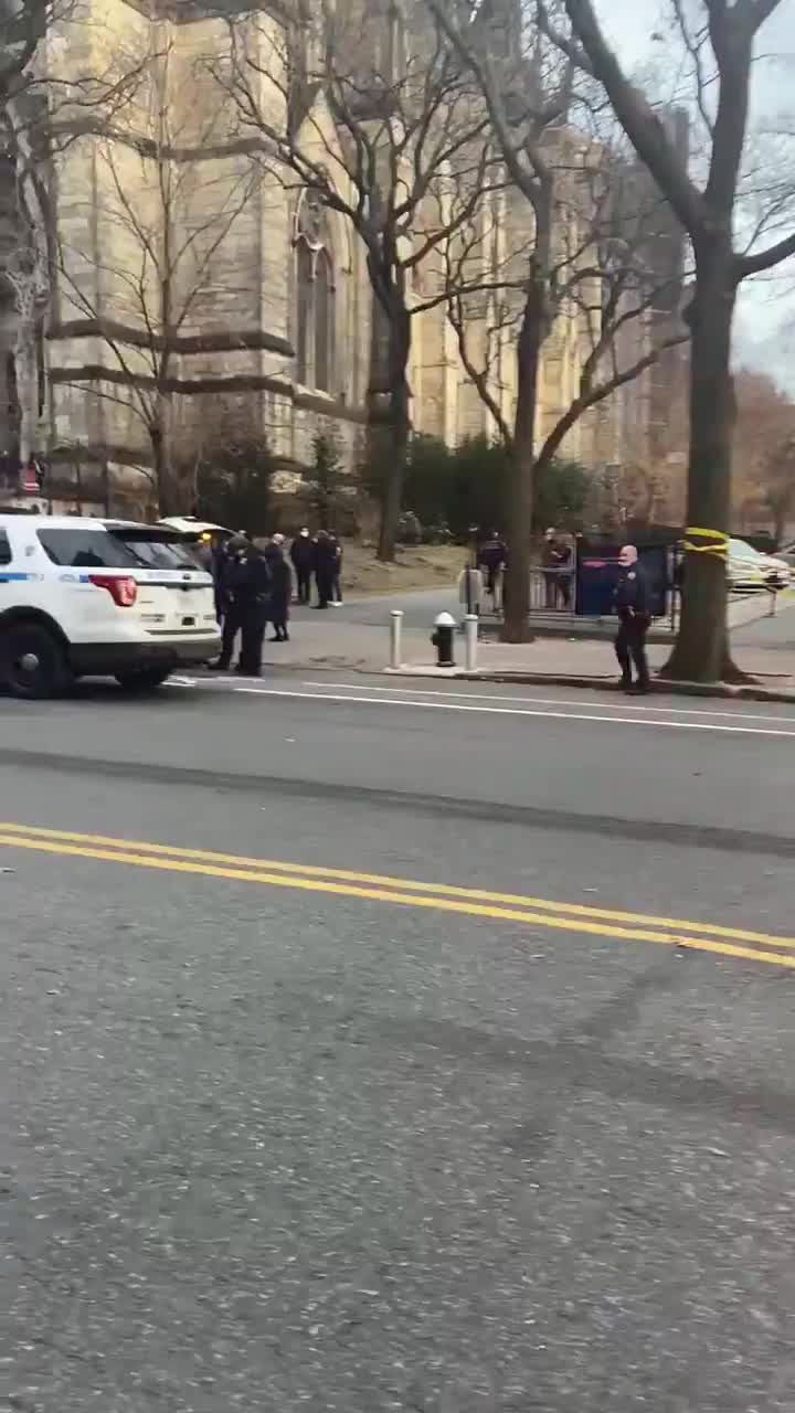 Gunman fatally shot by police after firing weapon near Manhattan ...