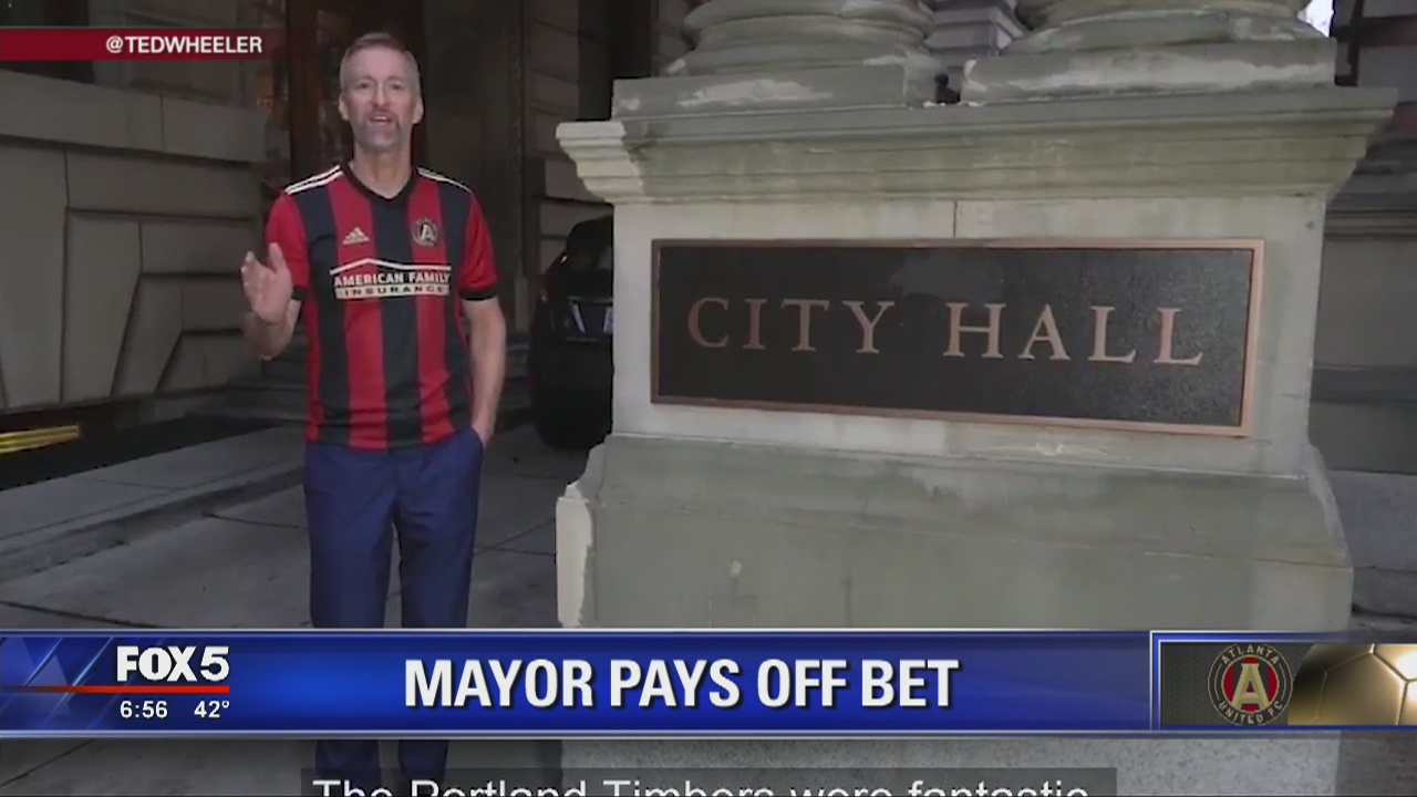 Portland mayor makes good on bet