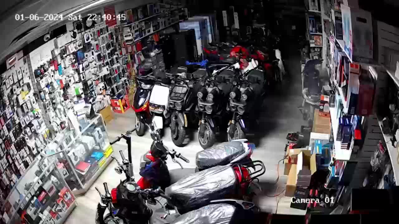 E-bike fire engulfs King Electronic Hub in Queens