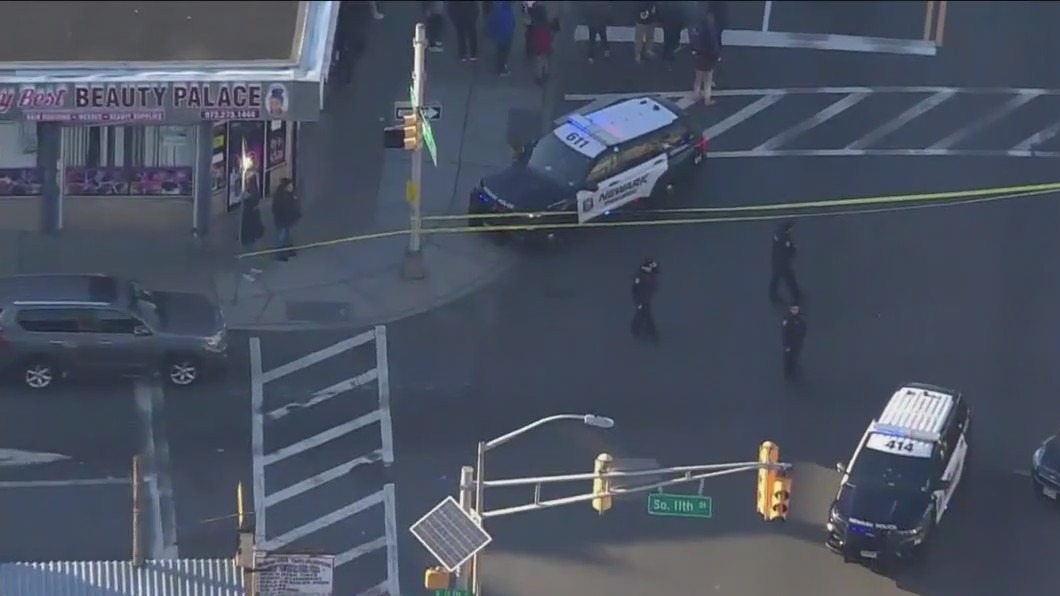 2 teens shot in Newark