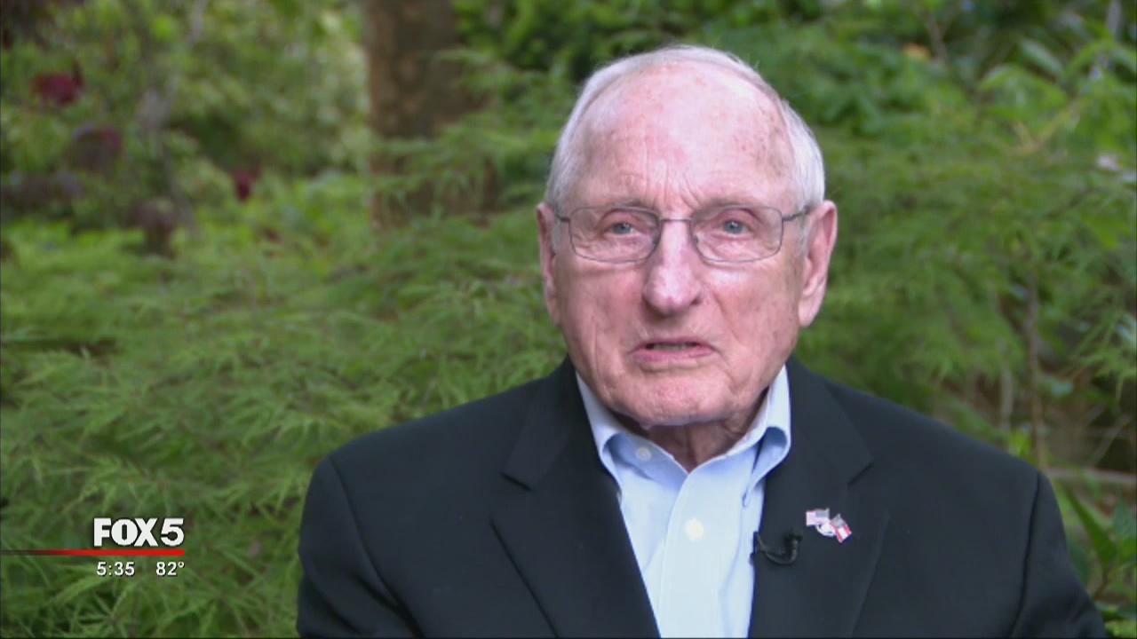 Vince Dooley reaches to Dooley Field plan