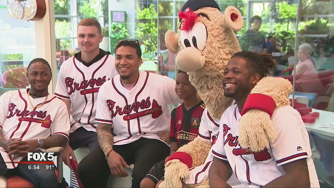 Braves visit Children's Healthcare of Atlanta