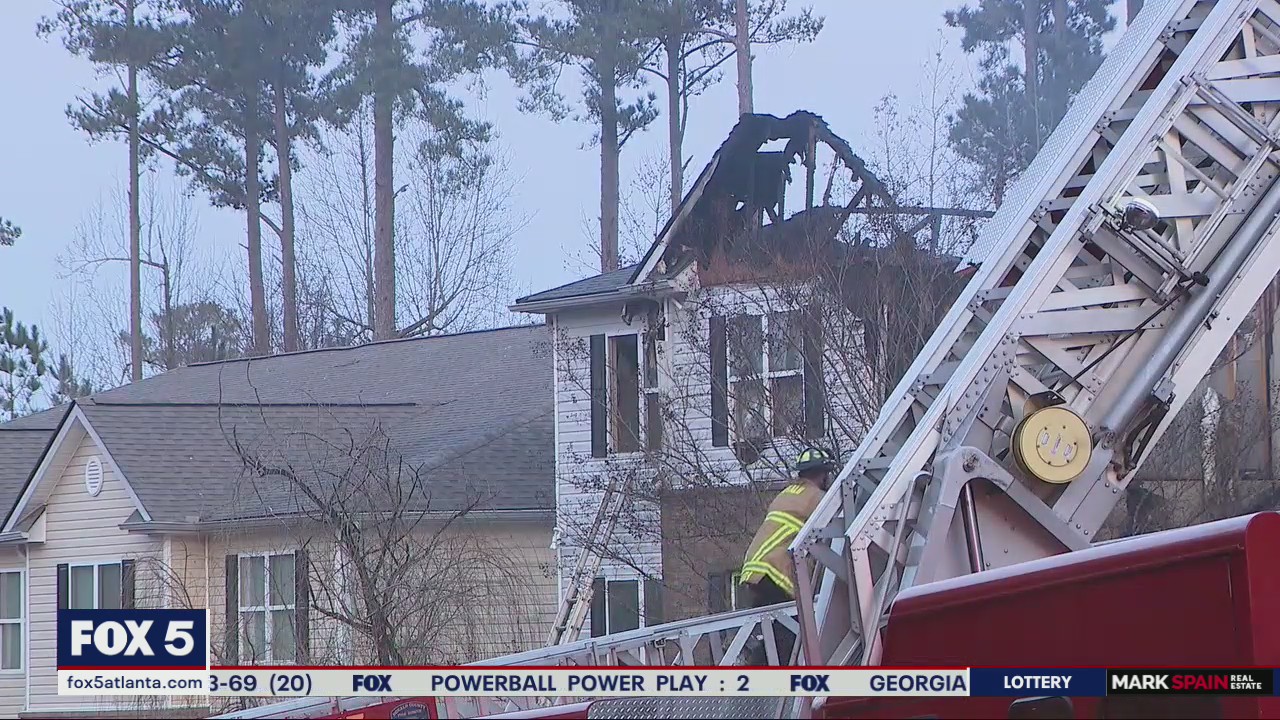 Family jumps from burning Georgia apartment | FOX 5 Atlanta
