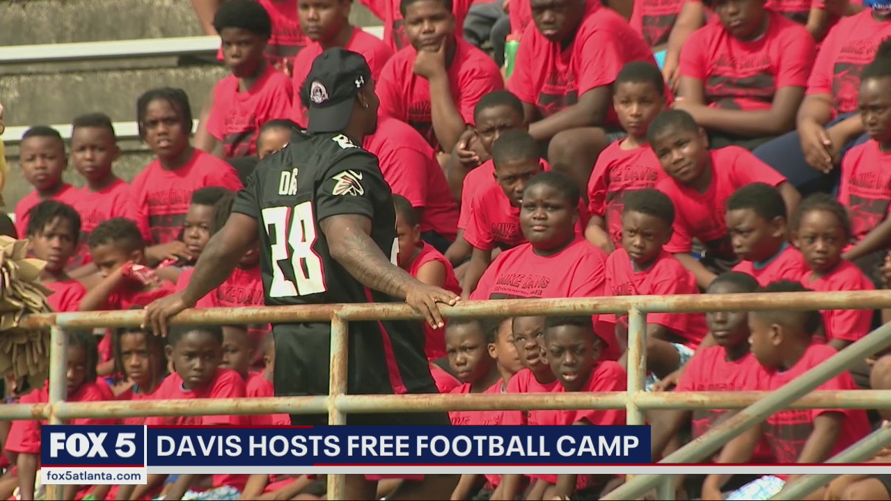 Mike Davis hosts free football camp