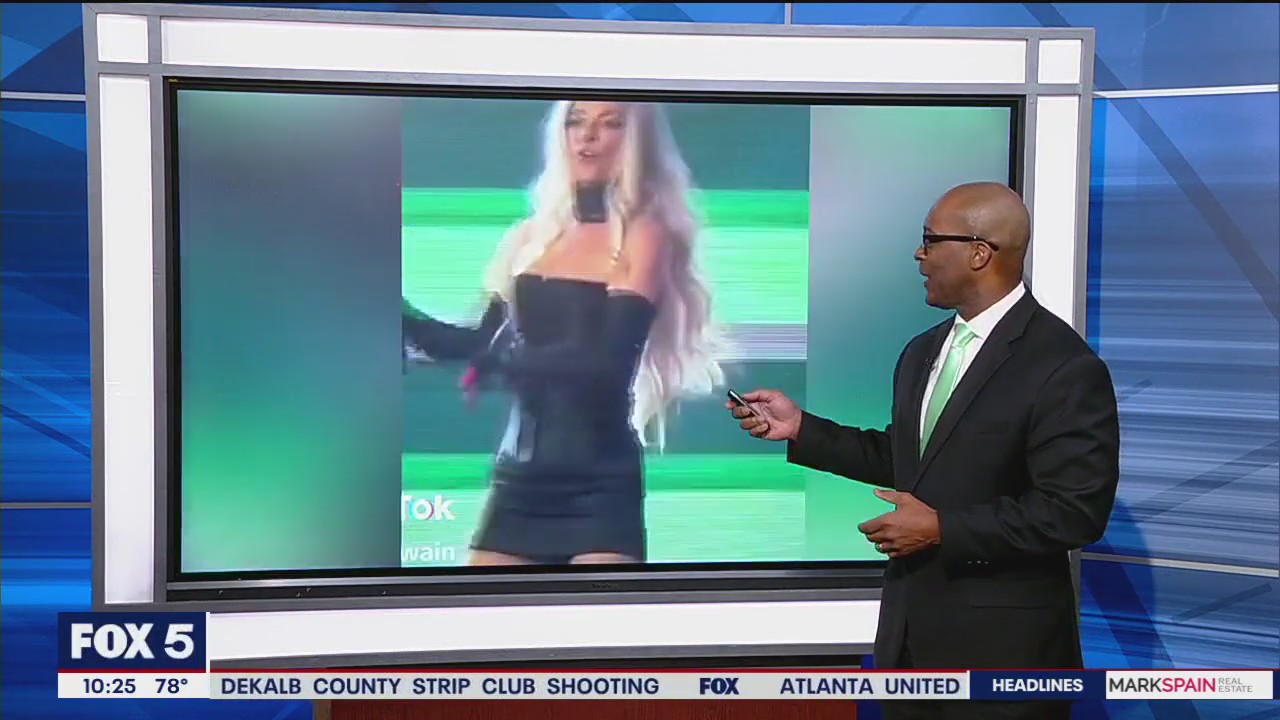 Shania Twain's microphone mistake