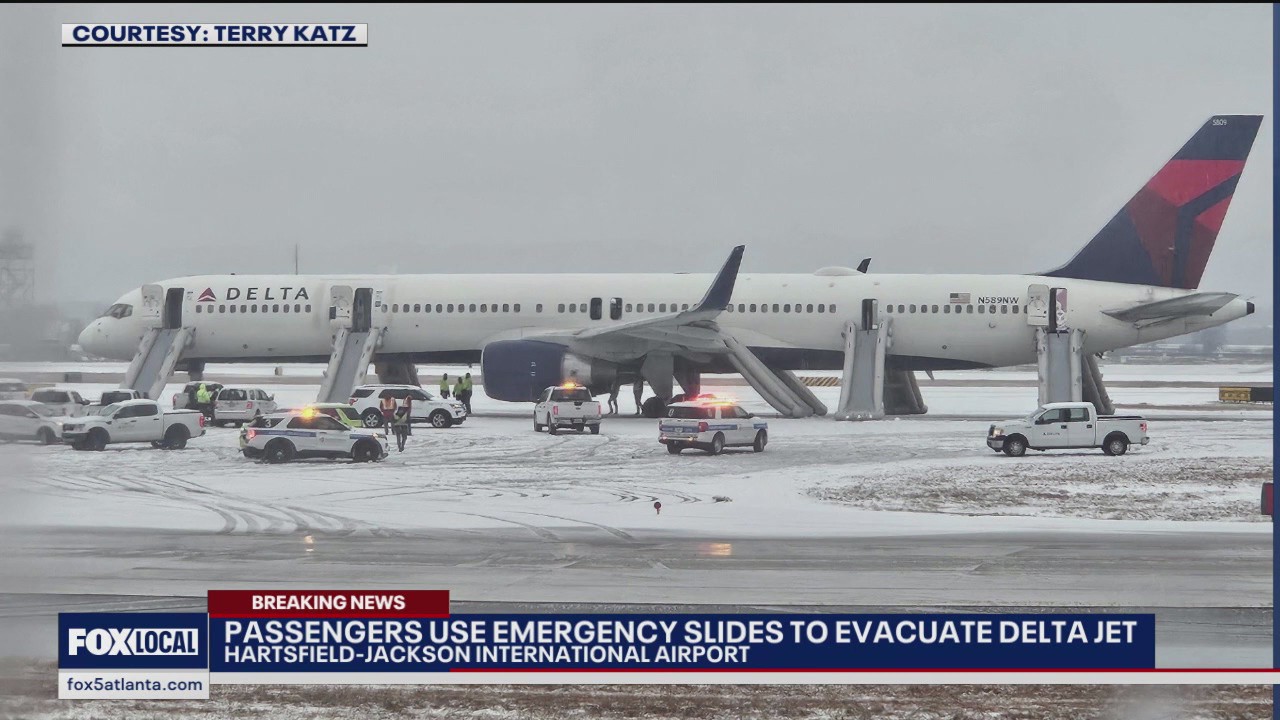 Evacuation of Delta jet at Atlanta airport