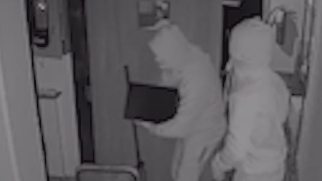 Sledgehammer smash-n-grab at Camp Creek hot spot | FOX 5 Atlanta