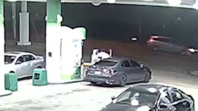 Search for suspect in gas station armed robbery | FOX 5 Atlanta
