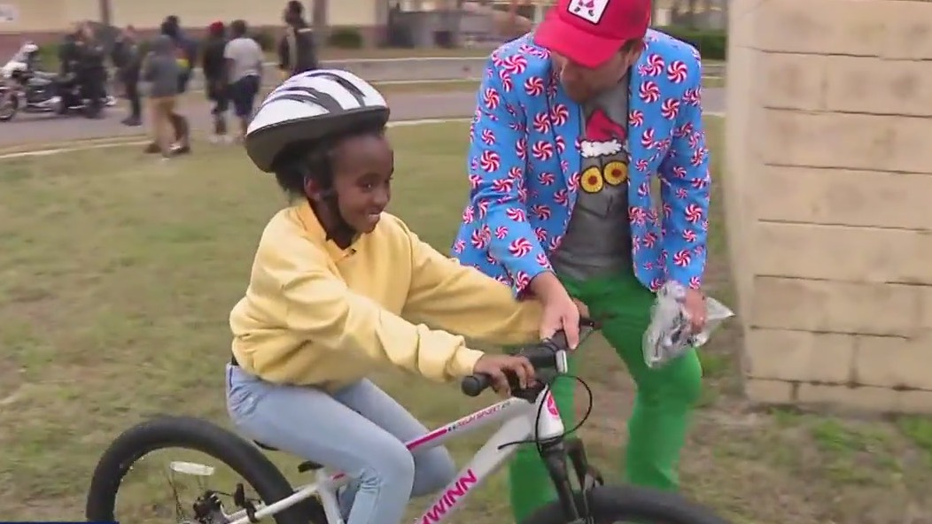 Mayor Castor delivers bikes to Tampa kids | FOX 13 Tampa Bay