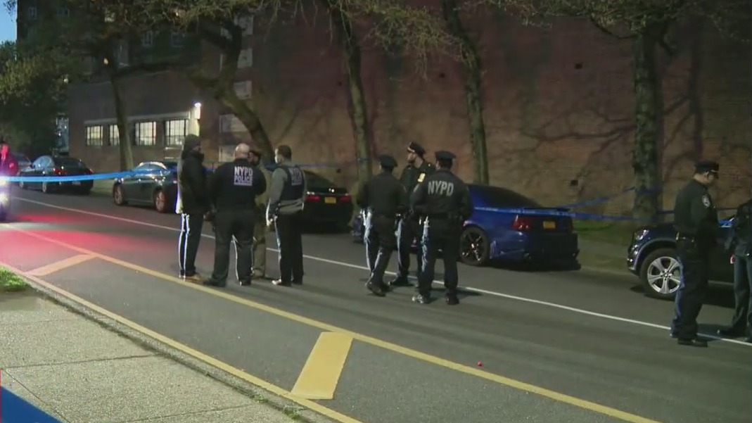 NYPD searching for suspects after teens shot in Queens | FOX 5 New York
