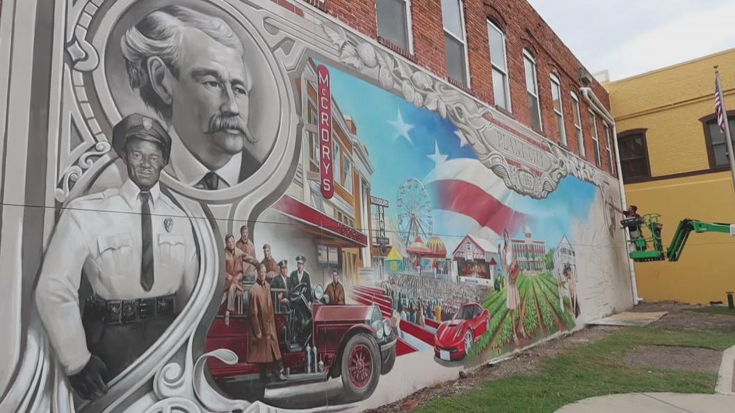 Mural artist preserves small-town character of thriving city