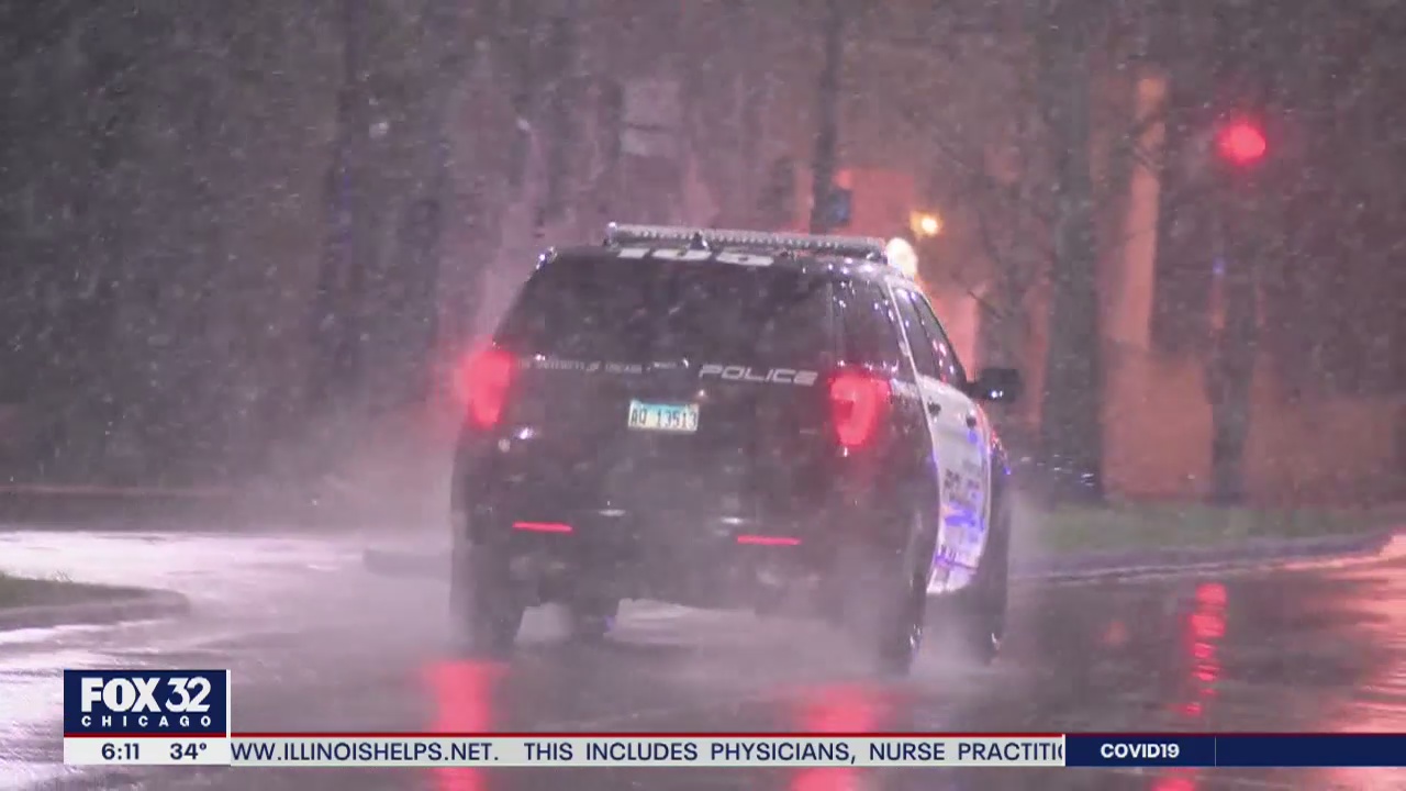 Late April snowfall puts Chicago-area roads to the test during Friday's commute