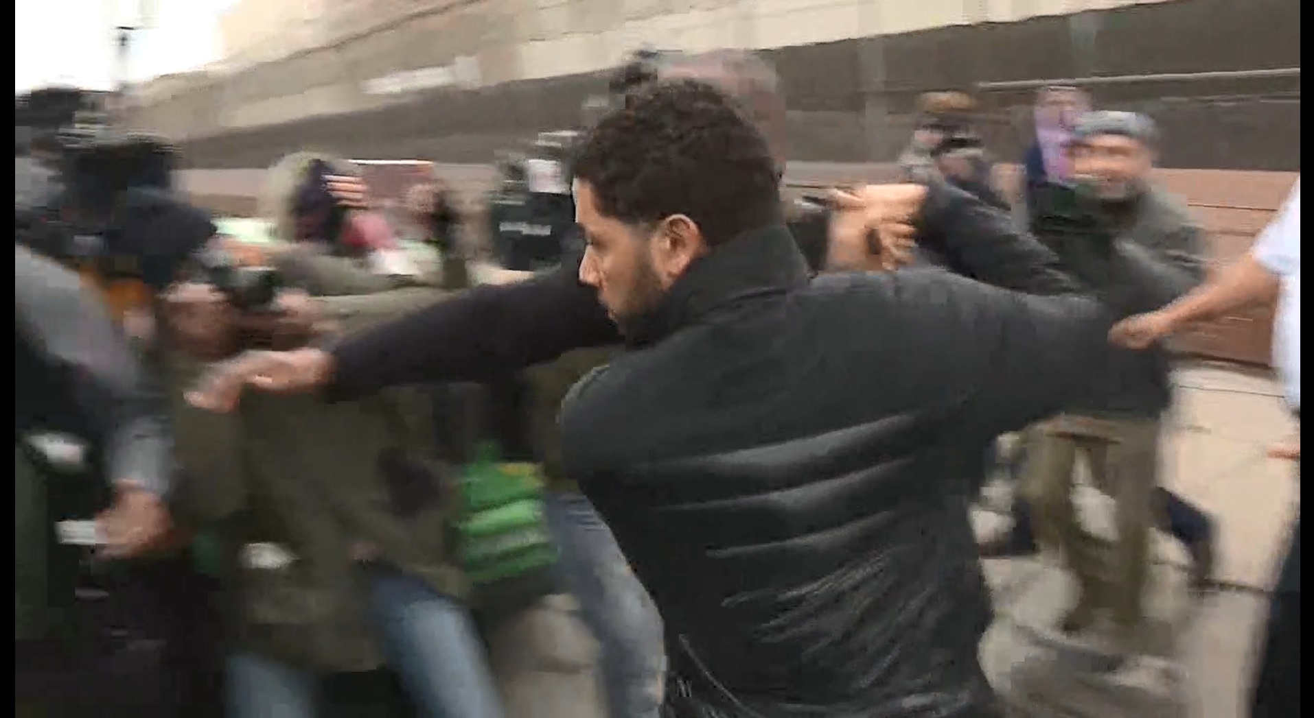 Jussie Smollett leaves jail while being swarmed by media