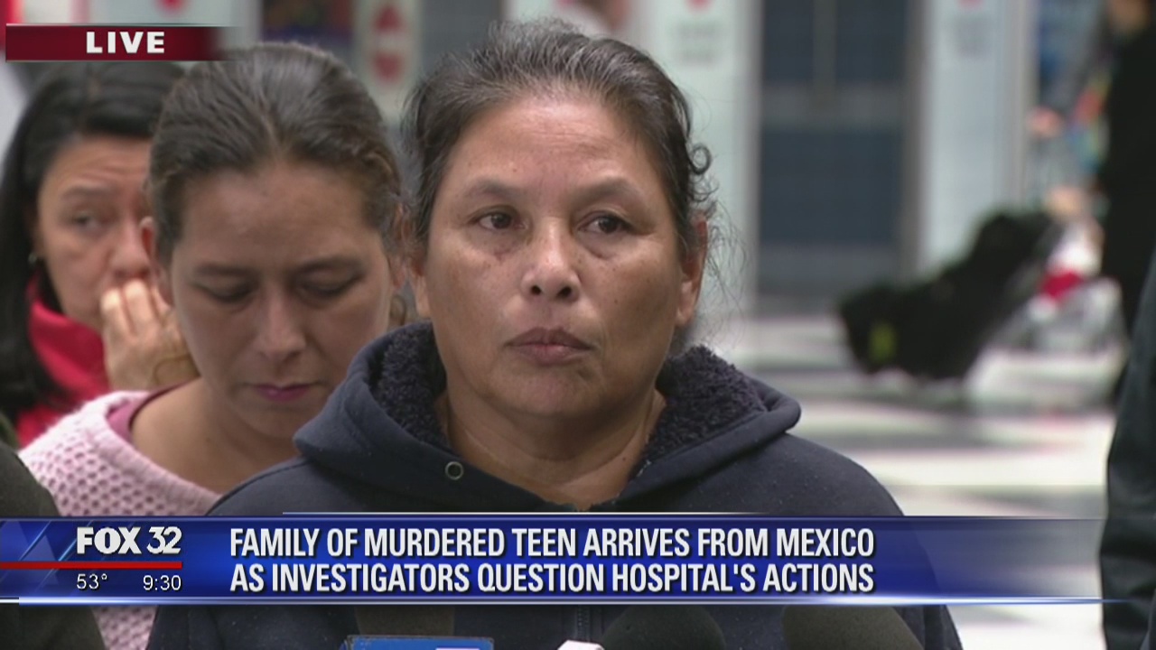 Family of Marlen Ochoa-Lopez arrives in Chicago from Mexico (930)