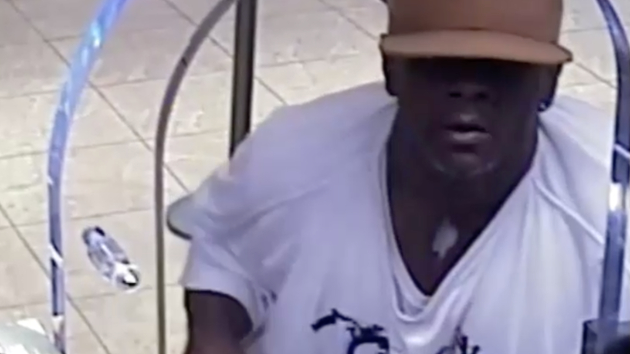 FBI releases video of Loop bank robbery suspect | FOX 32 Chicago