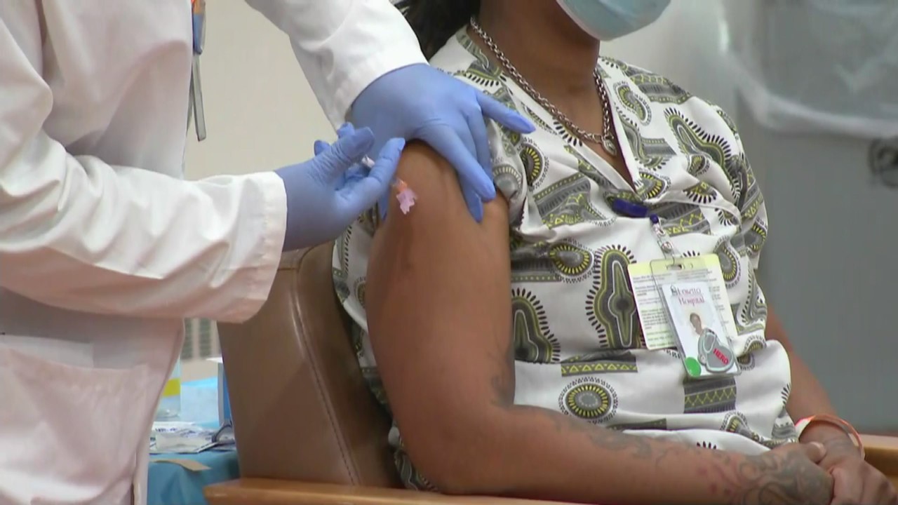 Chicago healthcare workers receive 1st COVID-19 vaccines at West Side hospital
