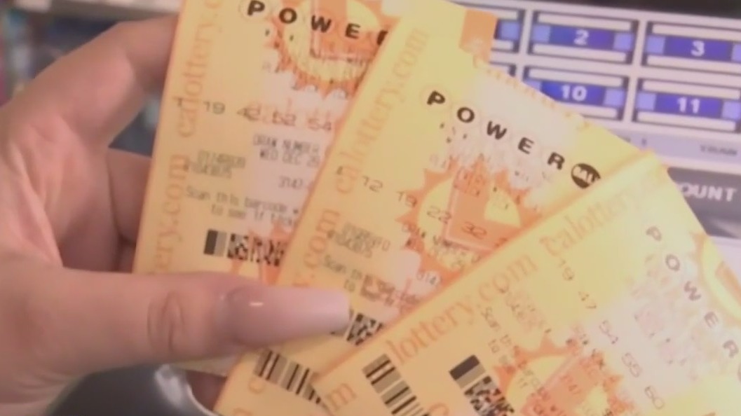 Powerball jackpot rises to $900 million