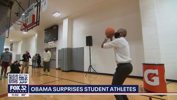 Obama surprises student athletes in Chicago, shoots some hoops