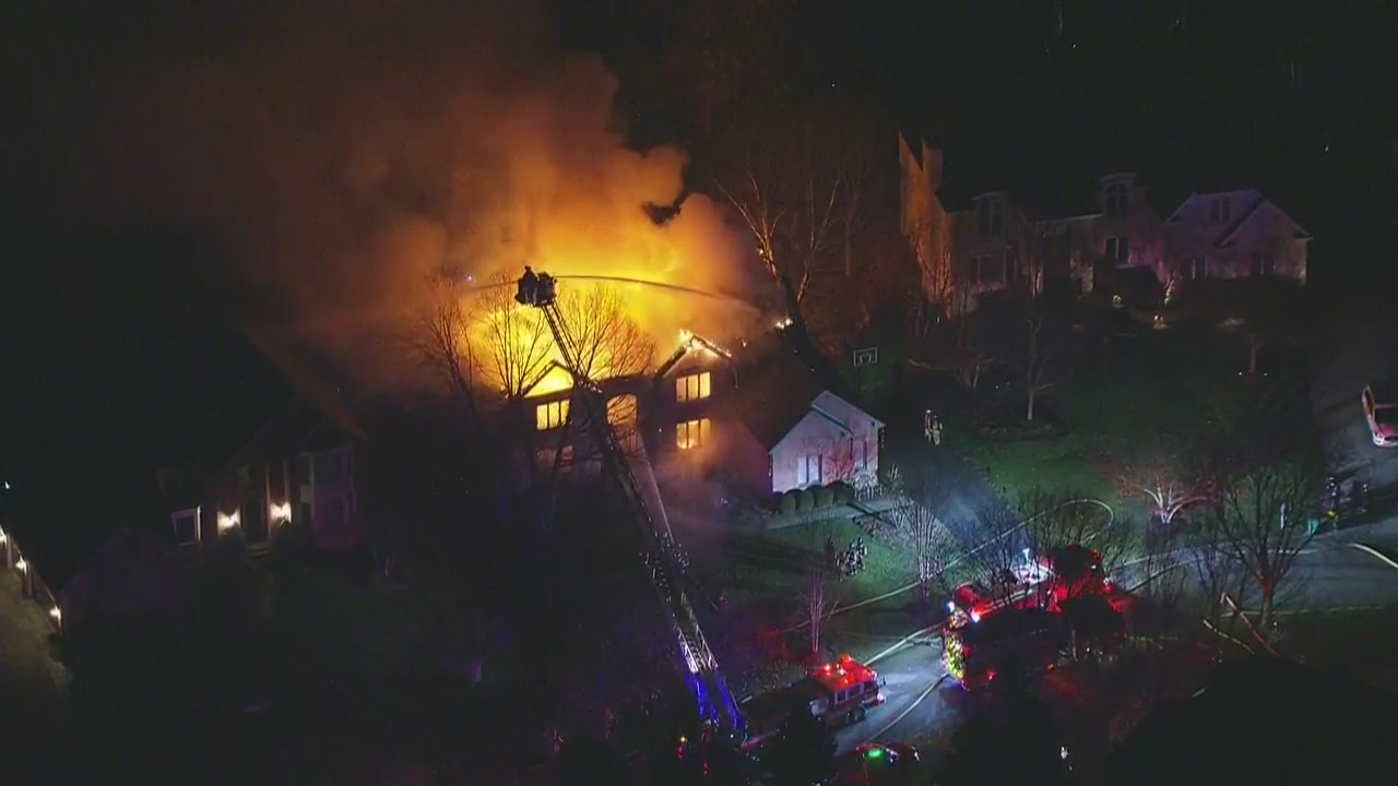 Massive house fire erupts in Kildeer