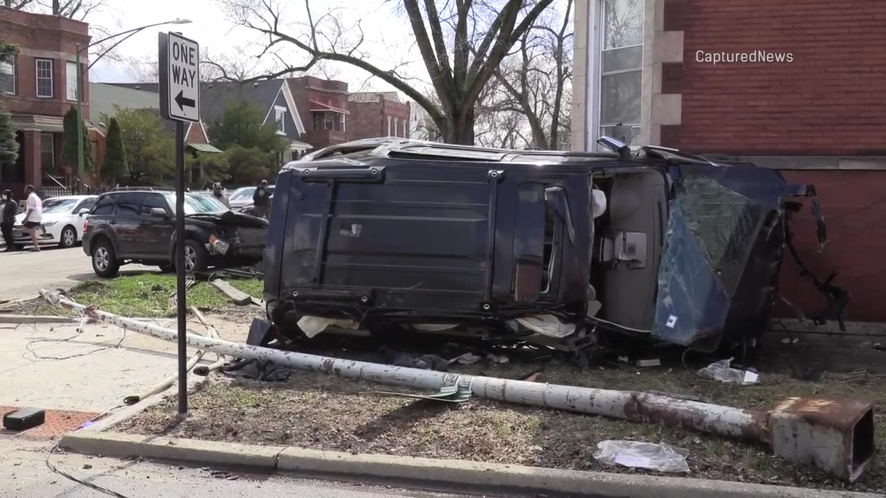 Driver crashes into parked car on Chicago's South Side before striking building