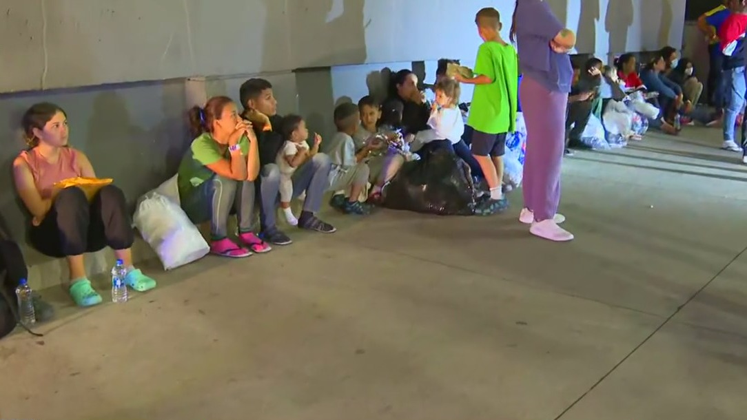 'We will not turn our backs': 2 buses of migrants arrive in Chicago from Texas