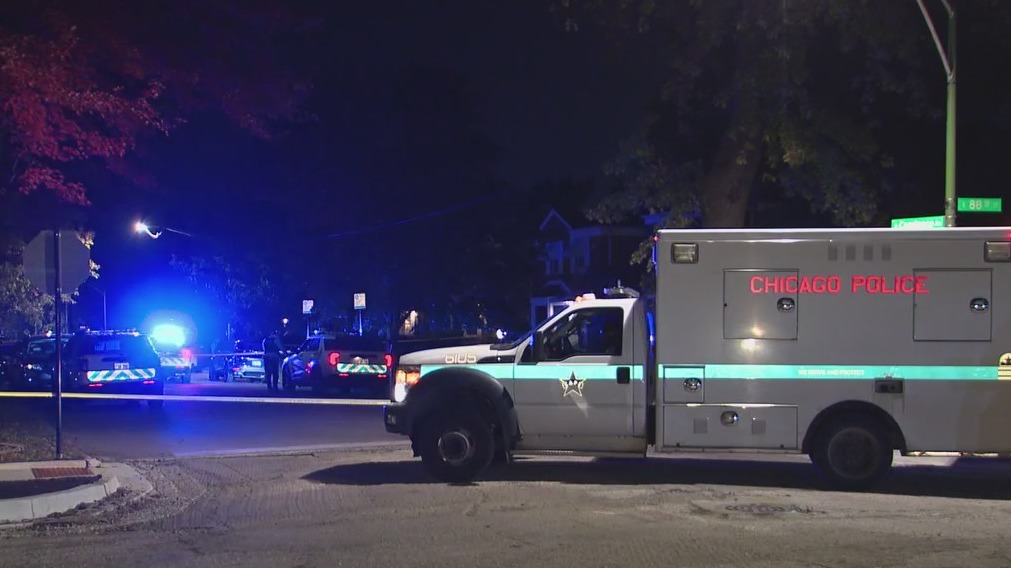 Off-duty Chicago cop exchanges gunfire with armed suspect in Calumet Heights