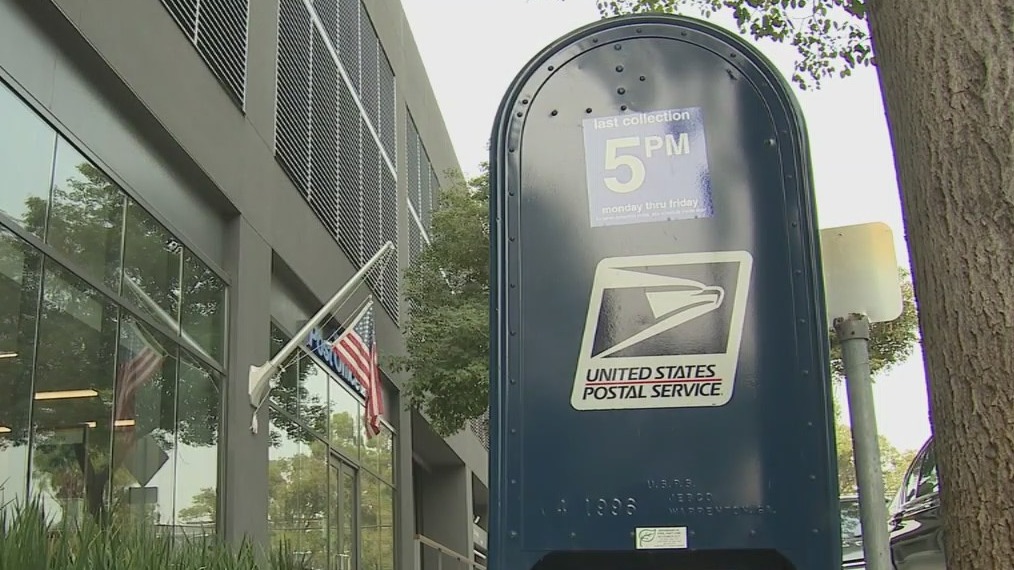 Man wanted for robbing postal carriers in Chicago, taking their master ...