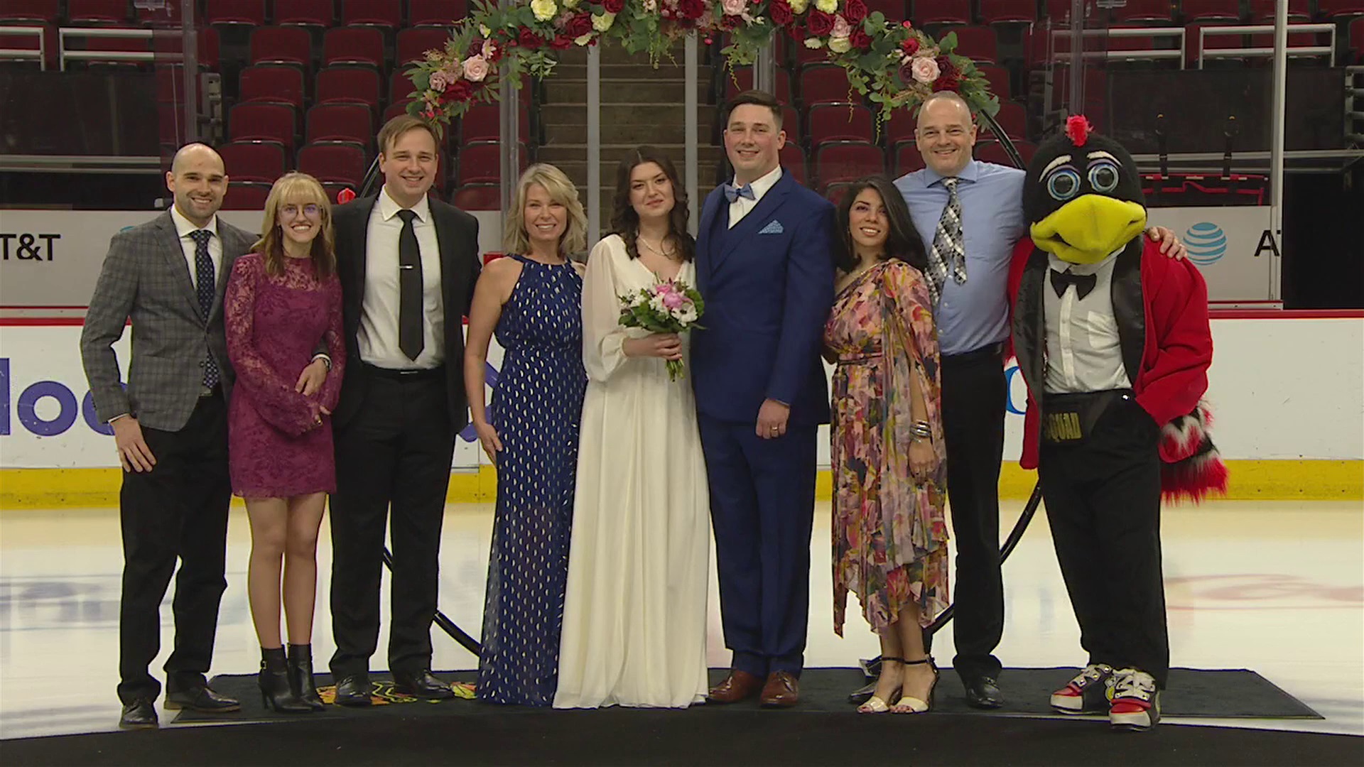Chicago Blackhawks fans tie the knot at United Center