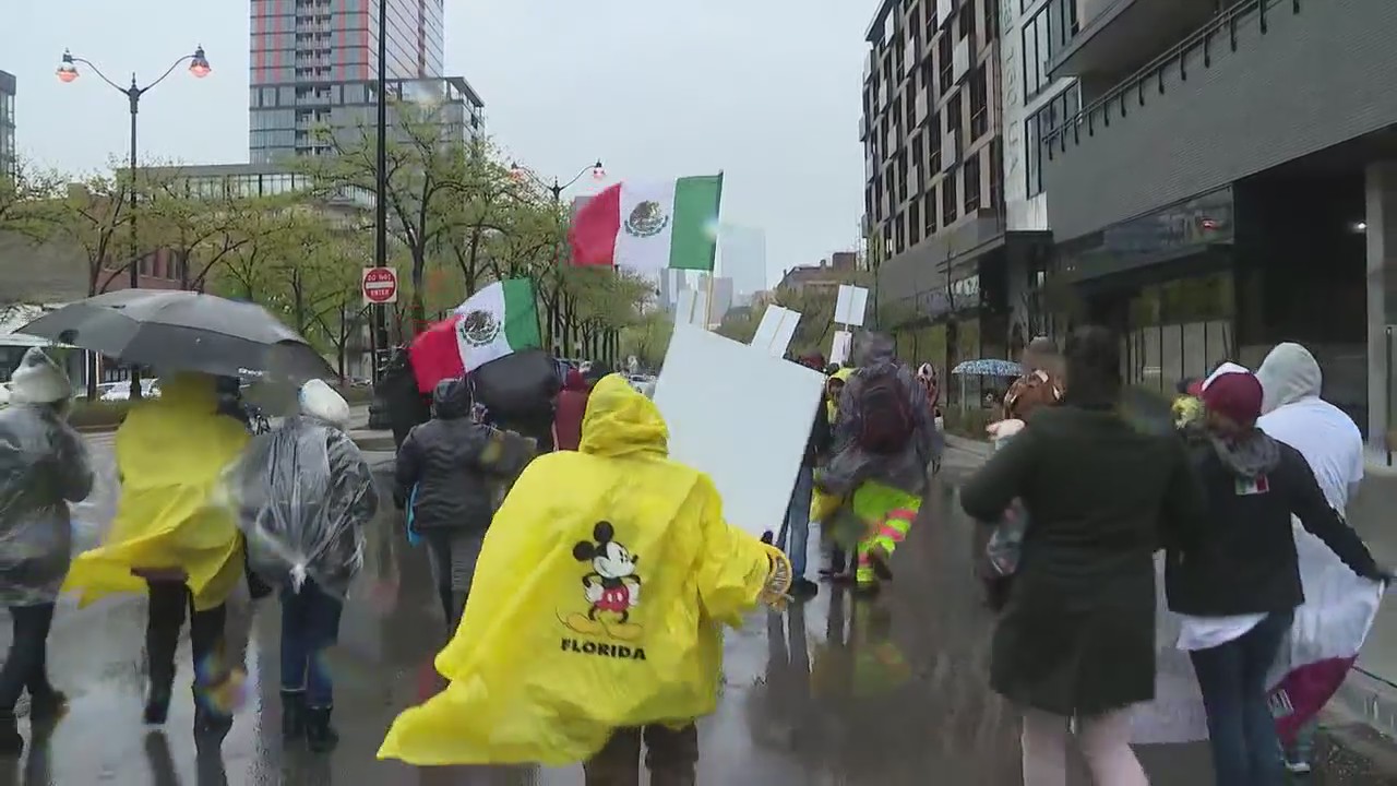 Immigrants march into downtown Chicago, demand citizenship and more
