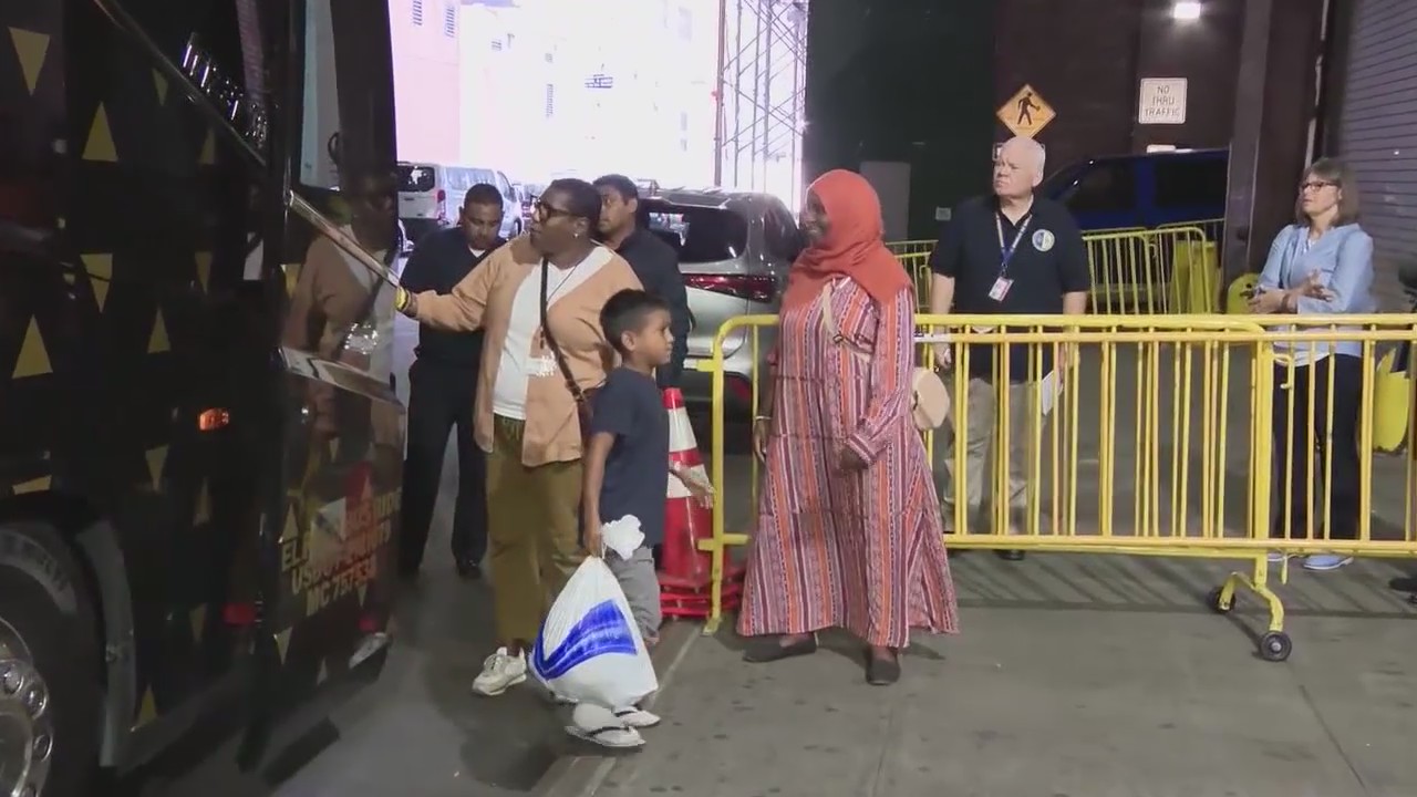 Lightfoot to Texas Governor: 'Stop the inhumane, dangerous bussing of migrants to Chicago'