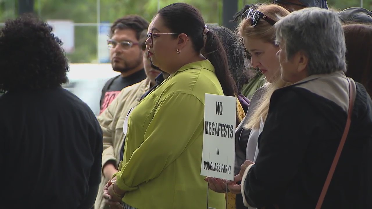 Chicago residents voice concerns over Douglass Park events