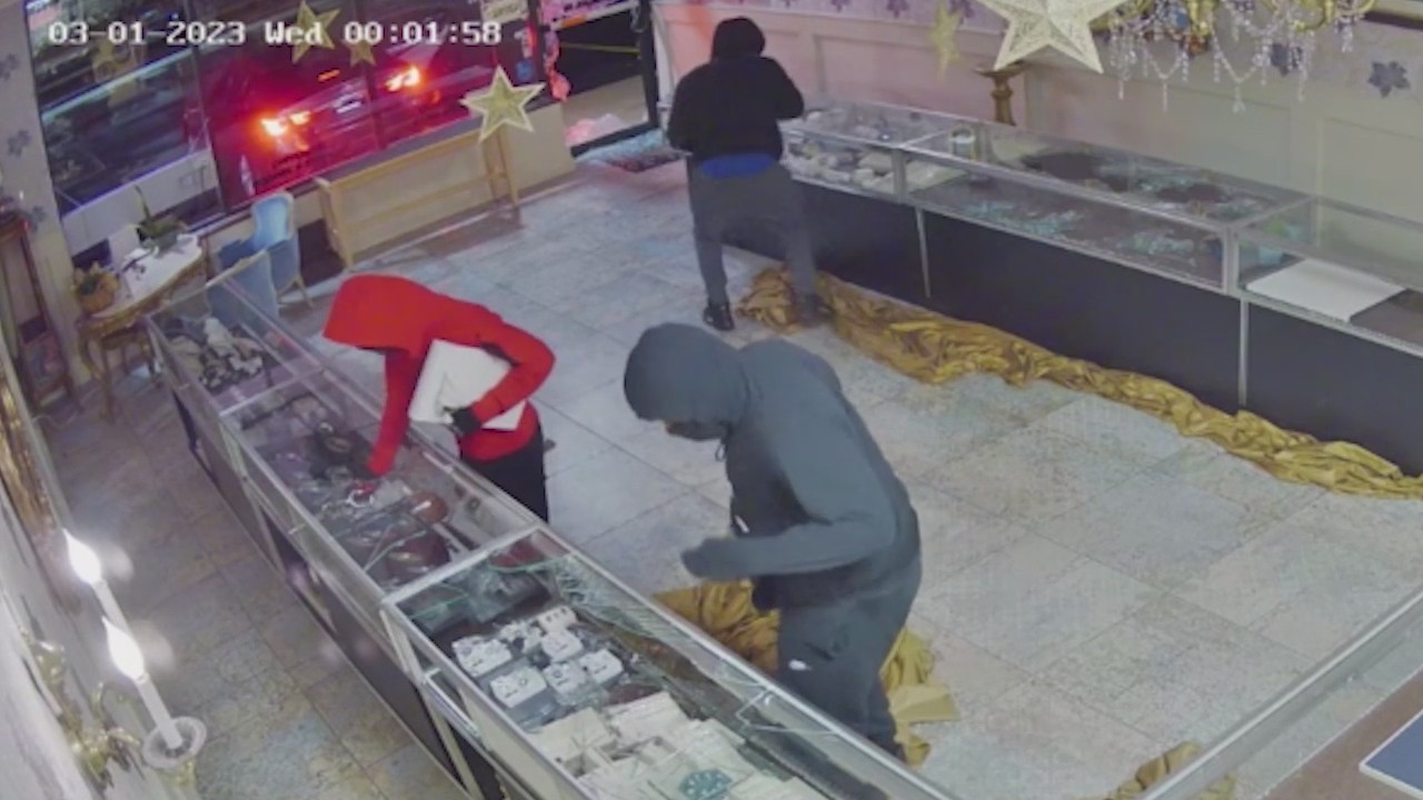 New Lenox police on the hunt for jewelry store burglary suspects