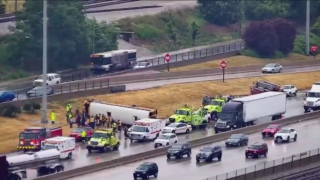 School bus overturns on Chicago expressway, 5 hospitalized