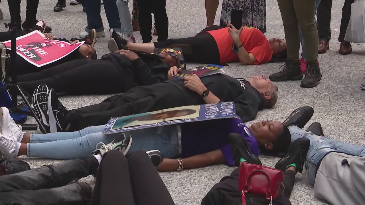 Chicago organizers hold 'die-in' protest to raise awareness about gun violence