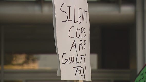 Protesters threaten hunger strike if Chicago cops' names not released
