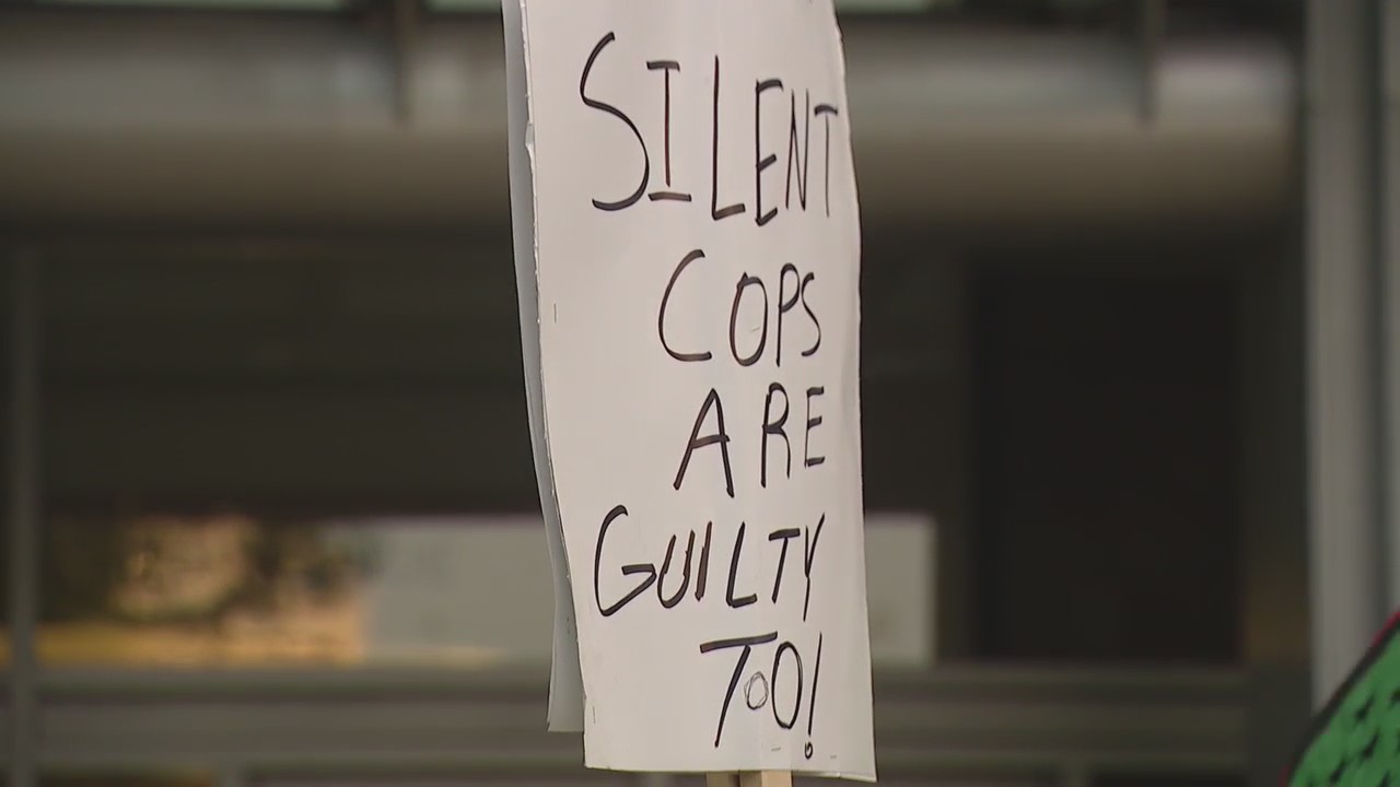 Protesters threaten hunger strike if Chicago cops' names not released