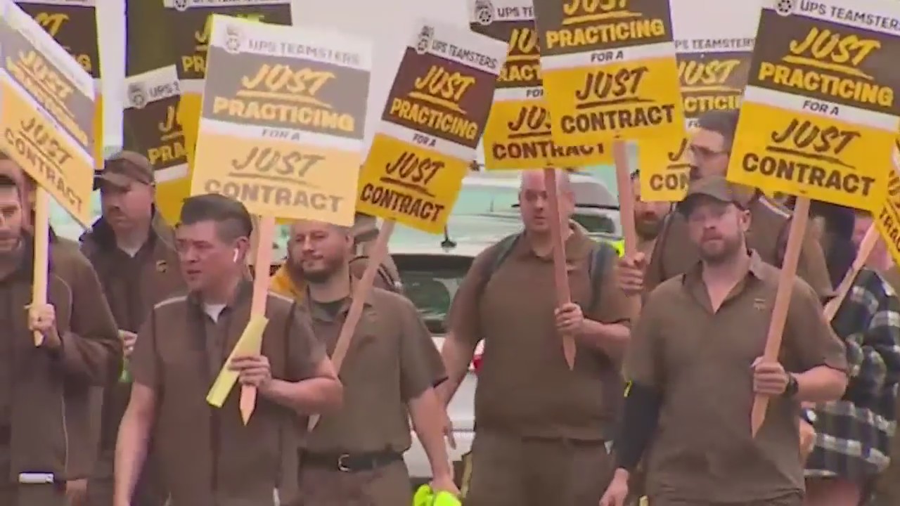 Labor negotiations at UPS reach impasse, heightening possibility of strike