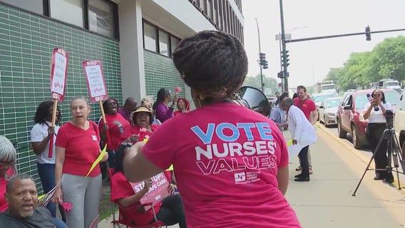 Registered nurses rally outside Chicago hospital for better staffing, contract
