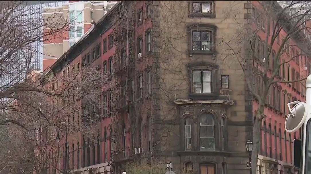 Manhattan rental prices are down but people are skeptical