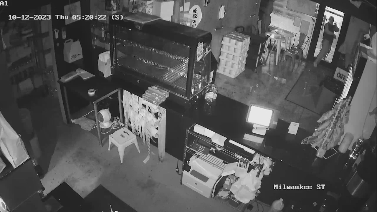 Burglar shatters front door at Logan Square caf?