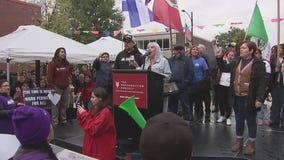 Advocacy groups rally for work permits for Chicago migrants